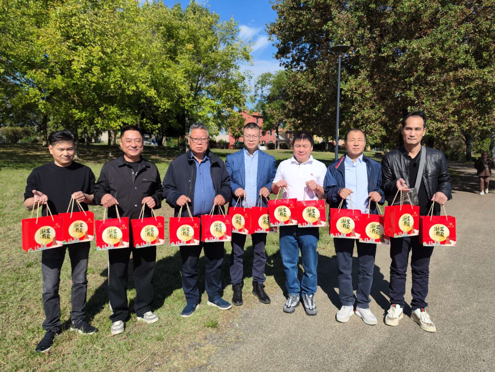 旅意中区华侨华人联谊会拜访博洛尼亚老侨领老华侨