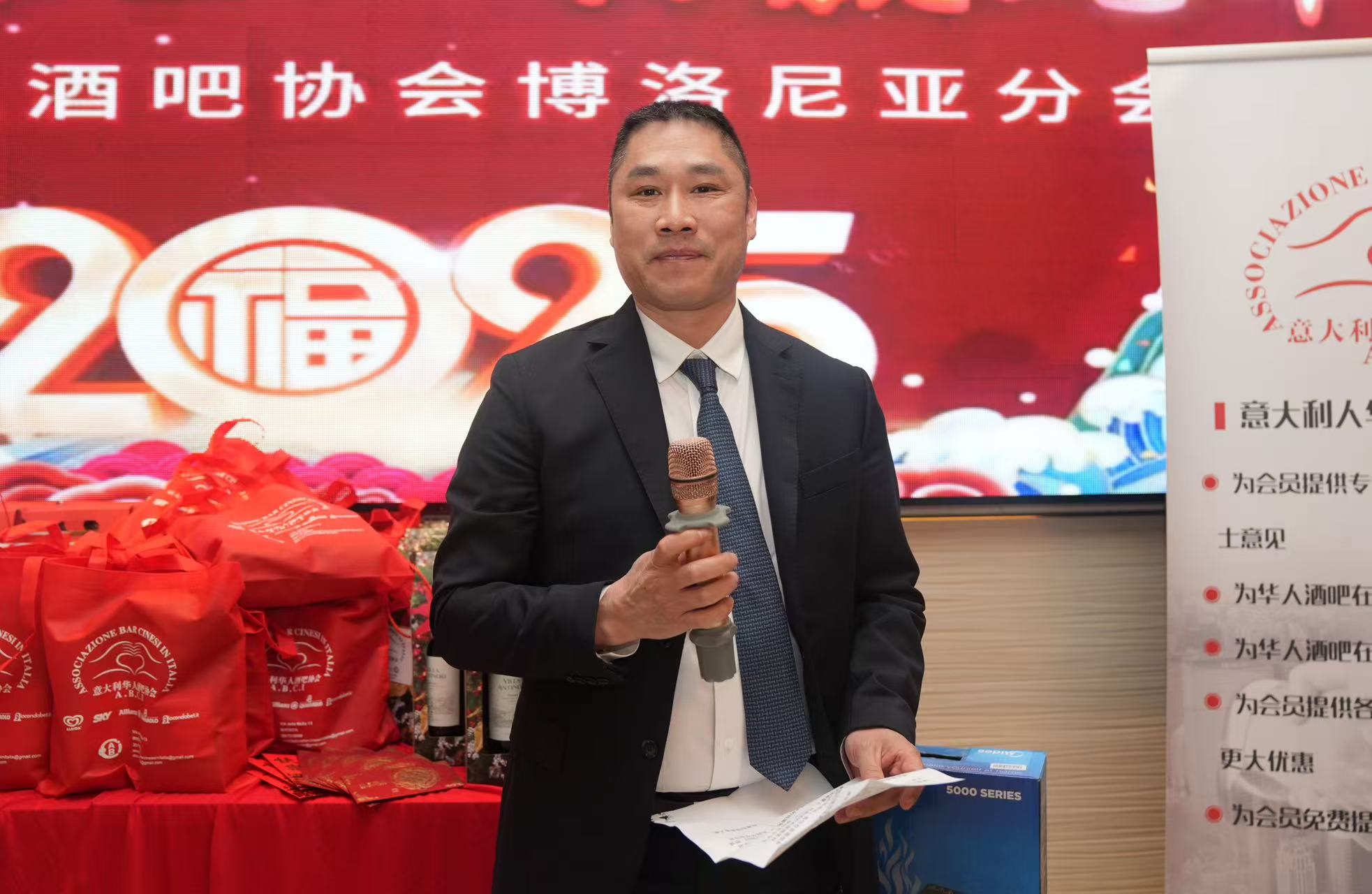 我会郑仕胜会长应邀参加意大利华人酒吧协会Bologna分会2025新春年会